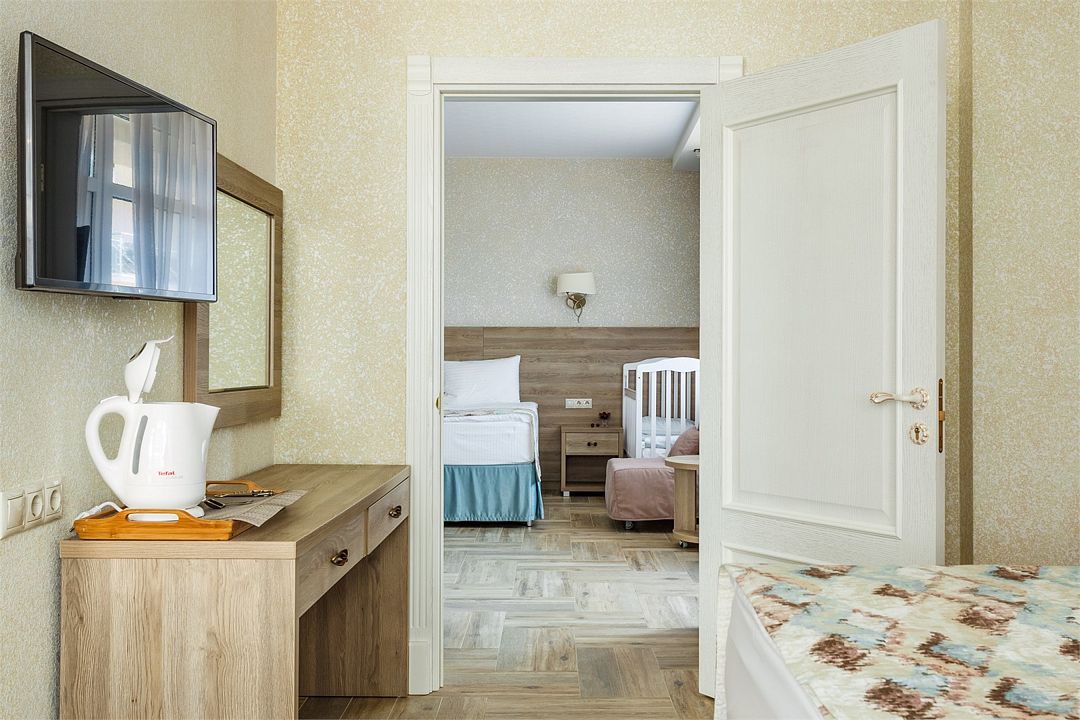 Семейный 4-местный 2-комнатный (2+2, вид на бассейн)