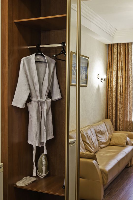 Джуниор сюит 2-местный 2-комнатный (корпус 3)