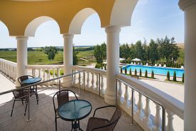 Двухместный люкс с балконом двуспальная кровать, Гостиница Казаки, Казаки