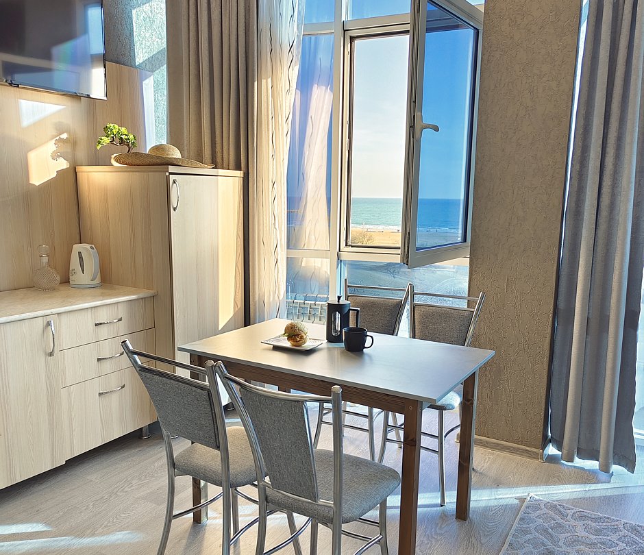 Апартаменты 8-местный 4-комнатный (панорамный вид на море)