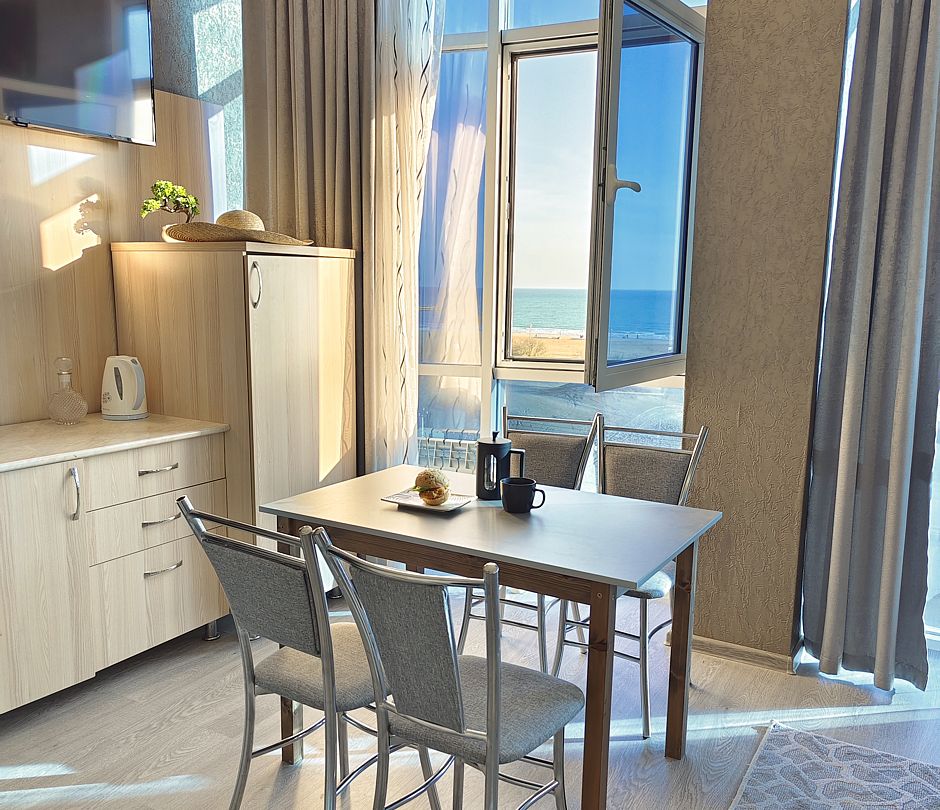 Апартаменты 8-местный 4-комнатный (панорамный вид на море)