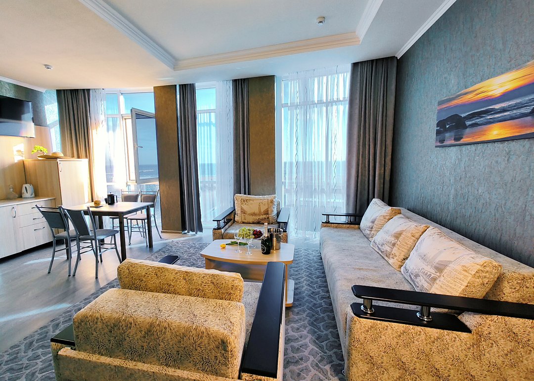 Апартаменты 8-местный 4-комнатный (панорамный вид на море)