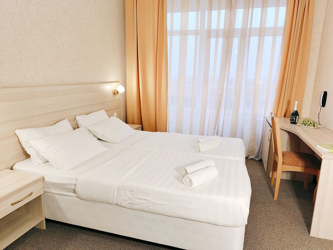 Комфорт 3-местный (боковой вид на море)