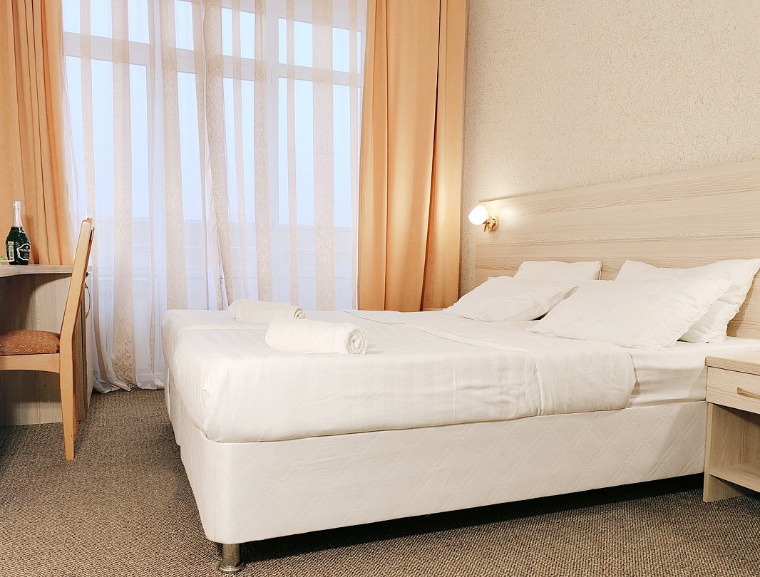 Люкс 5-местный 2-комнатный (с балконом, боковой вид на море)