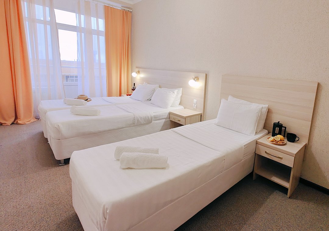 Люкс 5-местный 2-комнатный (с балконом, боковой вид на море)