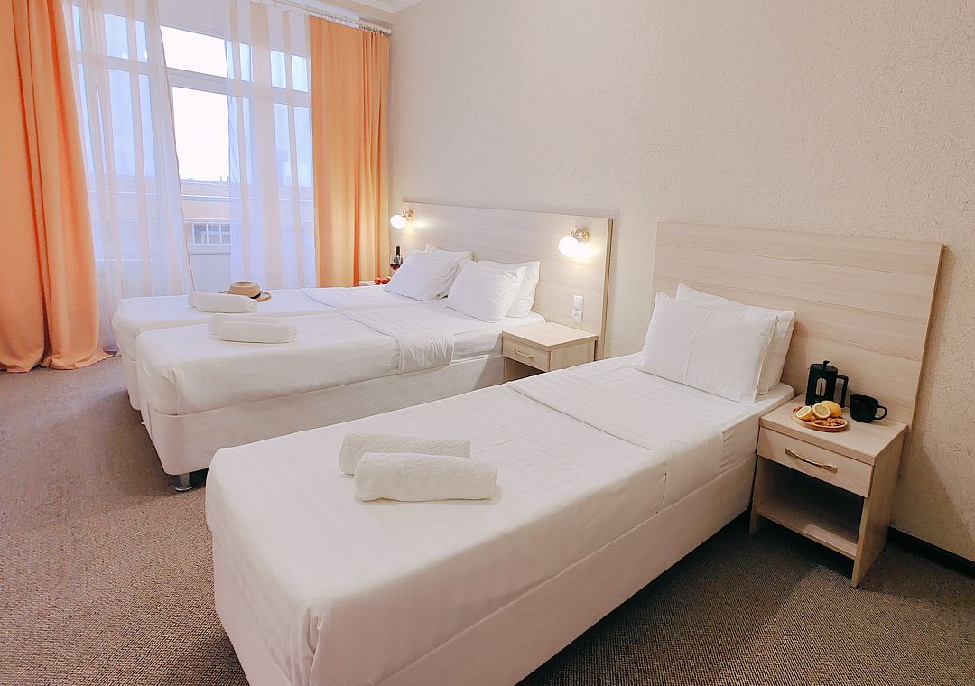 Люкс 5-местный 2-комнатный (с балконом, боковой вид на море)