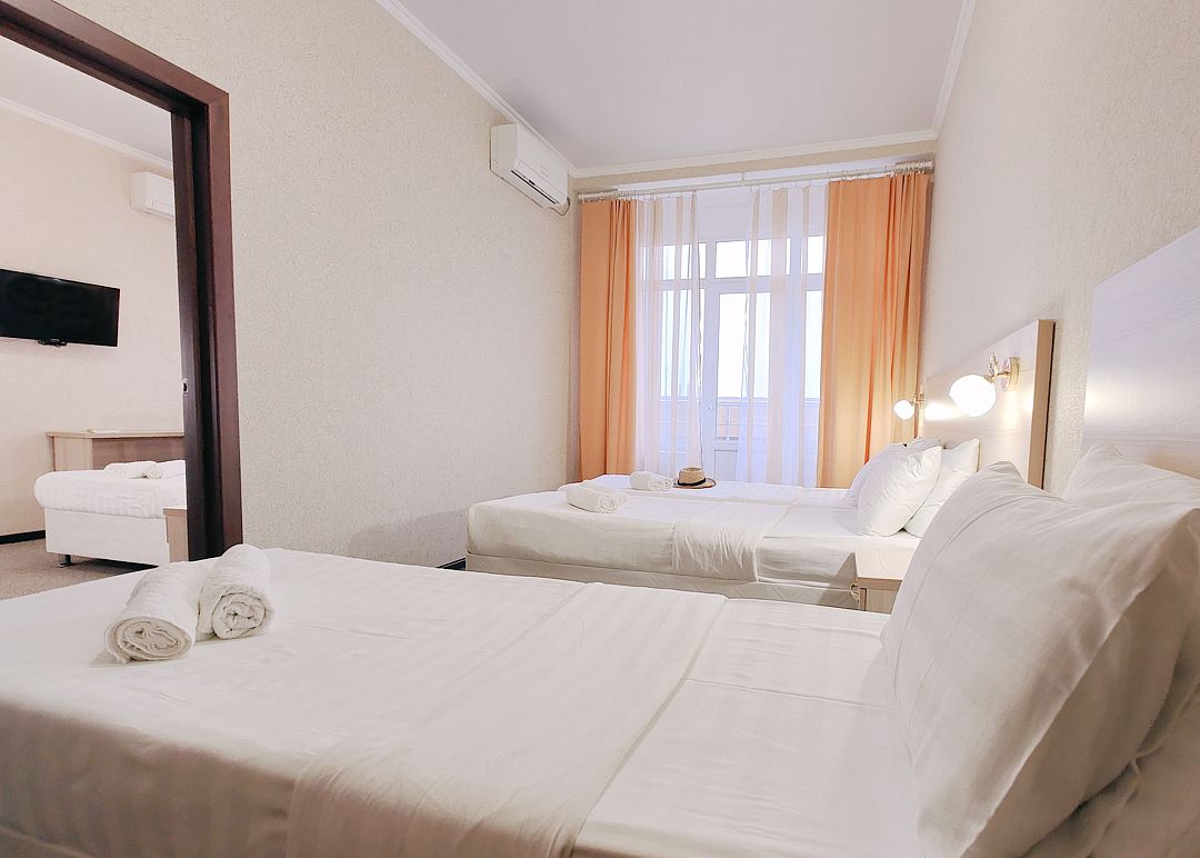 Люкс 5-местный 2-комнатный (с балконом, боковой вид на море)