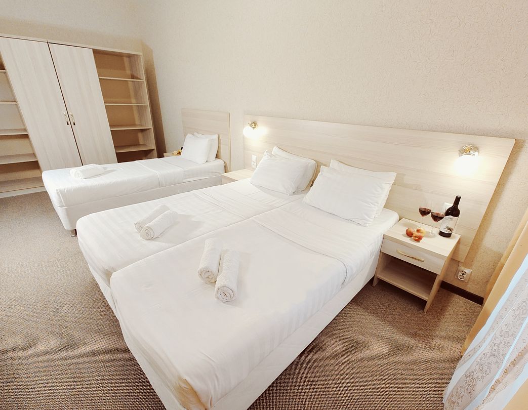 Люкс 5-местный 2-комнатный (с балконом, боковой вид на море)