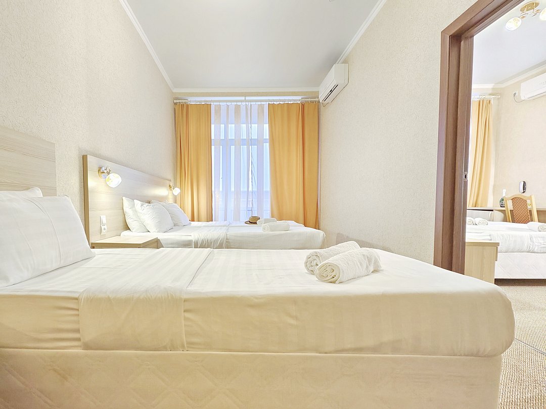 Люкс 5-местный 2-комнатный (с балконом, боковой вид на море)