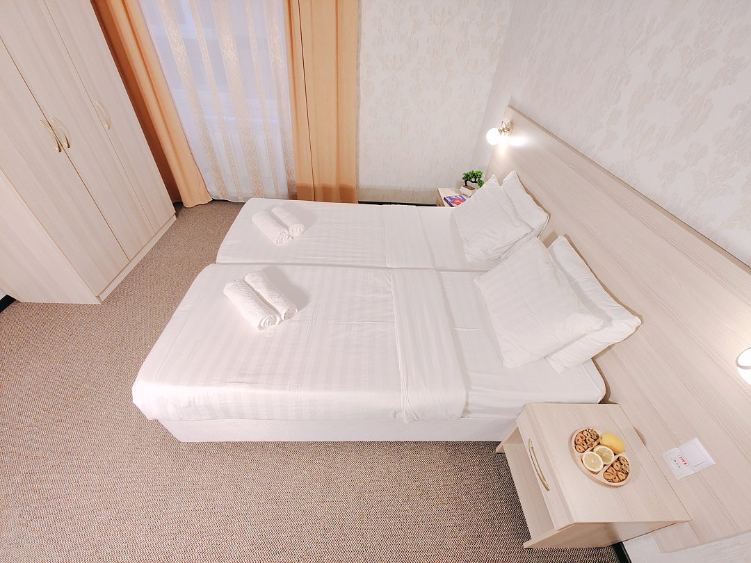 Люкс 5-местный 2-комнатный (с балконом, боковой вид на море)