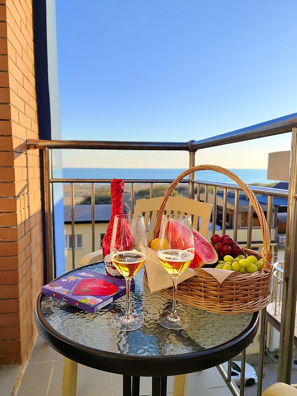 Люкс 5-местный 2-комнатный (с балконом, боковой вид на море)