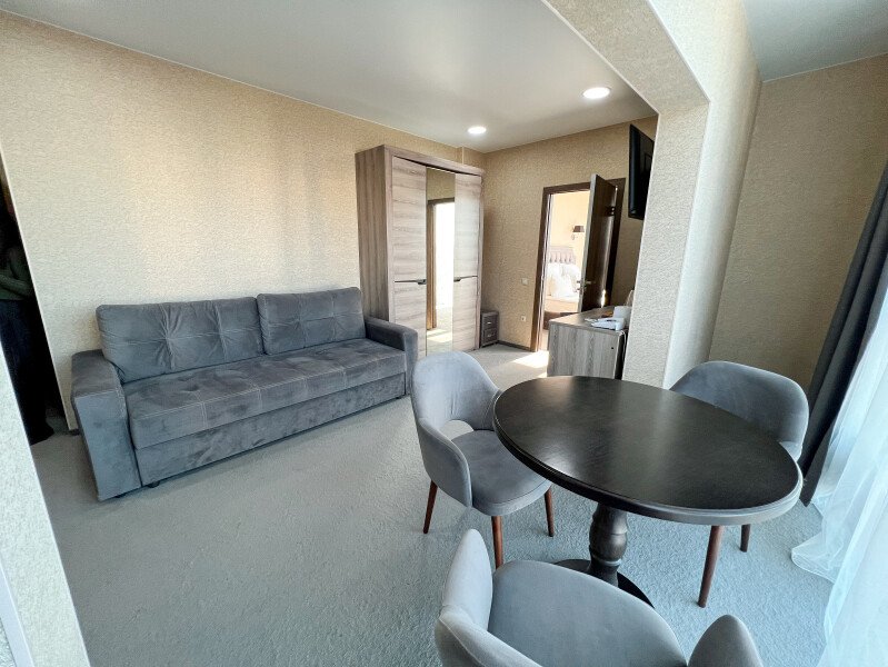 Deluxe 4-местный 3-комнатный (вид на бассейн)