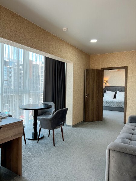 Deluxe 4-местный 3-комнатный (вид на бассейн)