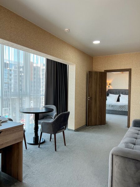 Deluxe 4-местный 3-комнатный (вид на бассейн)