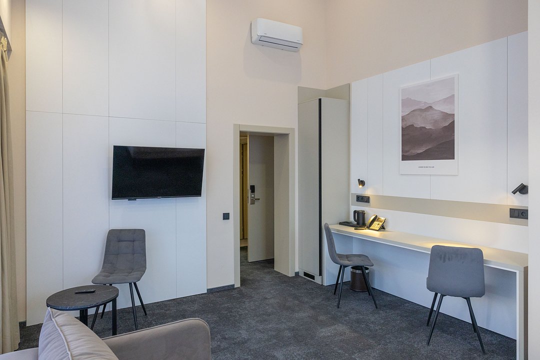 Люкс Аттик 2-местный 2-комнатный (мансардный, с террасой)