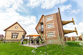 Дом "Дом перевертыш" первый этаж целиком, Загородный отель Лачи, Лужки