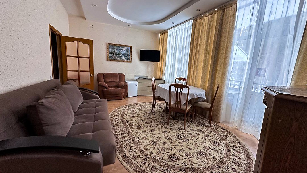 Люкс Семейный 1-местный 2-комнатный с балконом №301 (корпус 1)