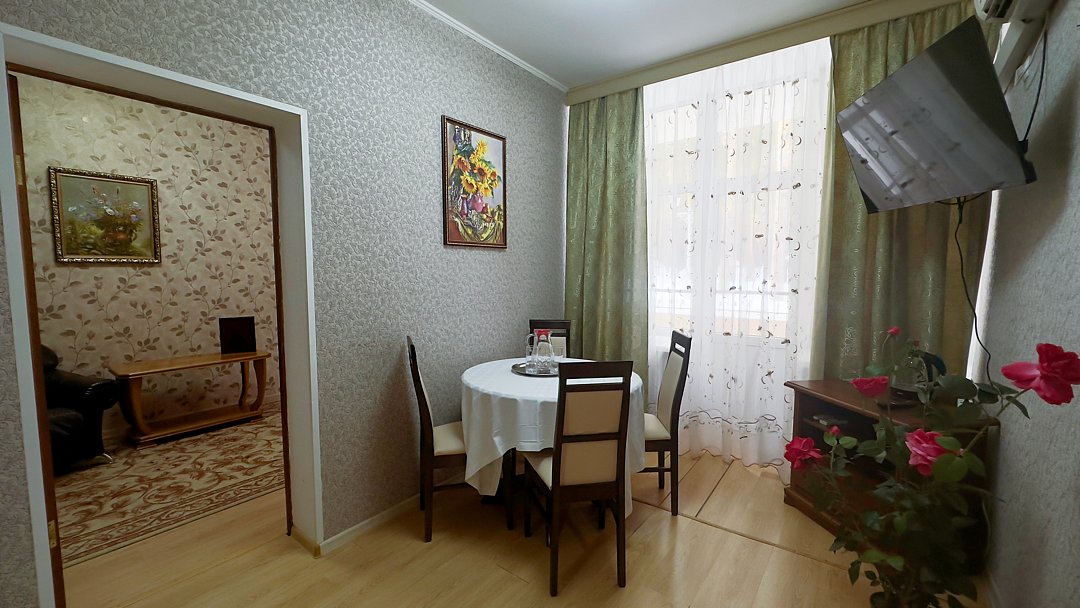 Люкс Семейный 2-местный 3-комнатный с балконом №101 (корпус 1)