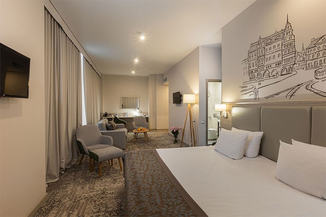 Представительский 2-местный (DBL, с видом на реку и диваном)