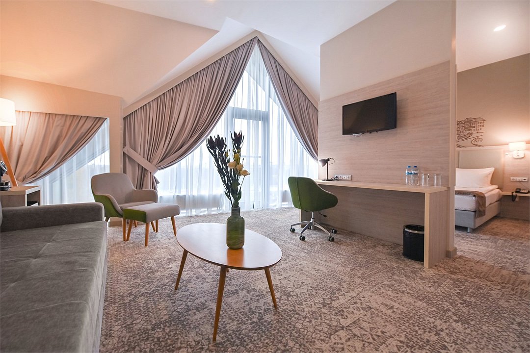 Представительский 2-местный (DBL, с видом на реку и диваном)