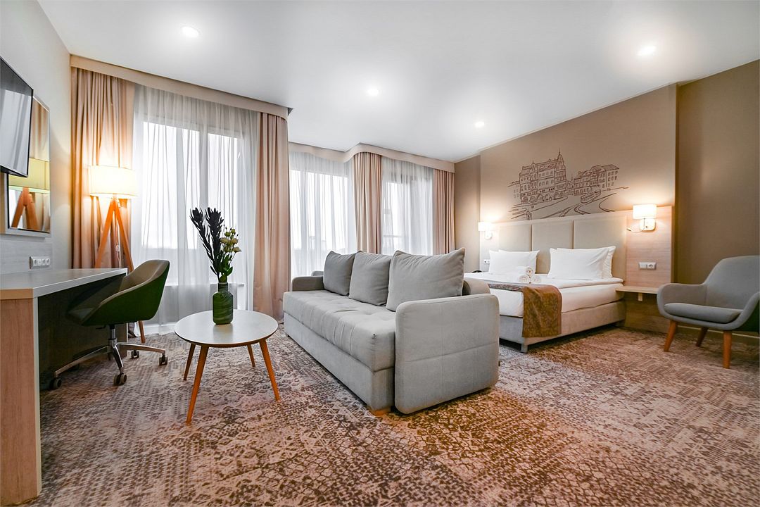 Представительский 2-местный (DBL, с видом на реку и диваном)