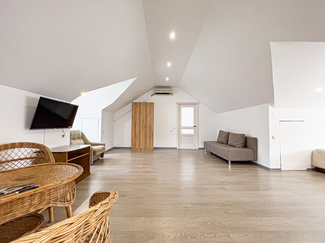 Семейный Мансарда 6-местный