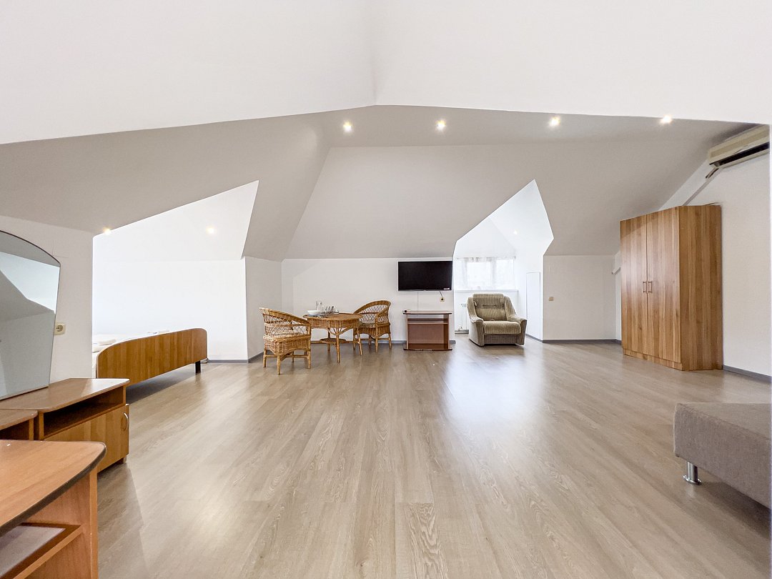 Семейный Мансарда 6-местный