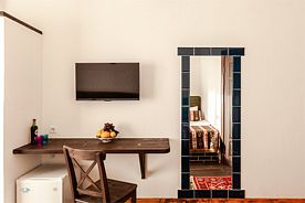 Трехместный номер с одной двуспальной, одной полутораспальной и одной односпальной кроватями с балконом, Гостиница Марракеш, Сочи