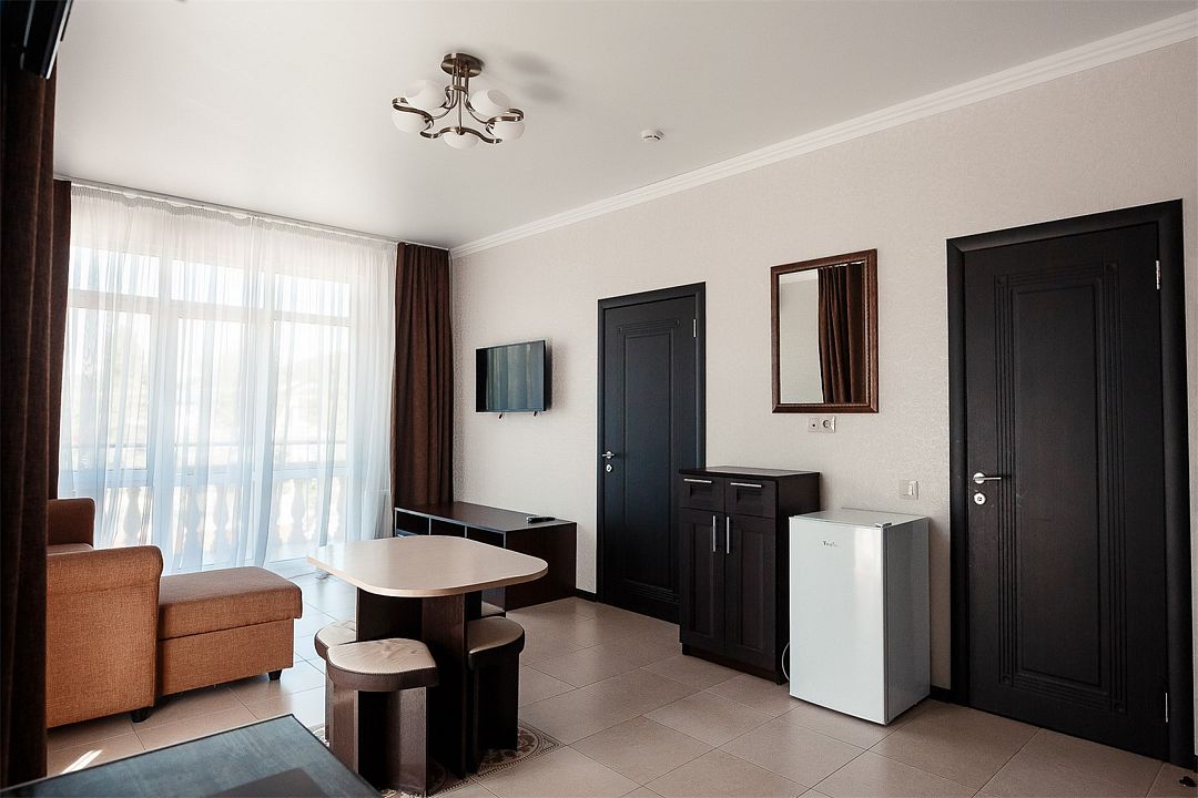 Люкс 4-местный 2-комнатный (вид на реку)