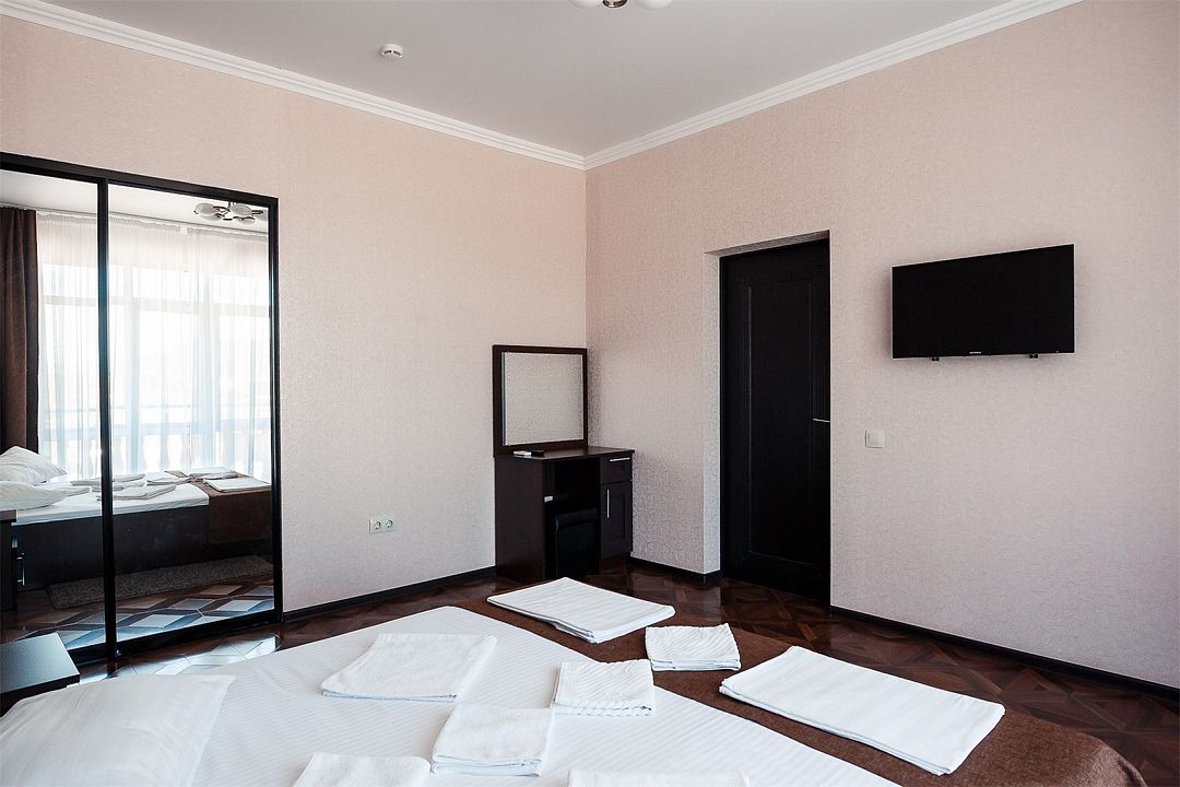 Люкс 4-местный 2-комнатный (вид на реку)