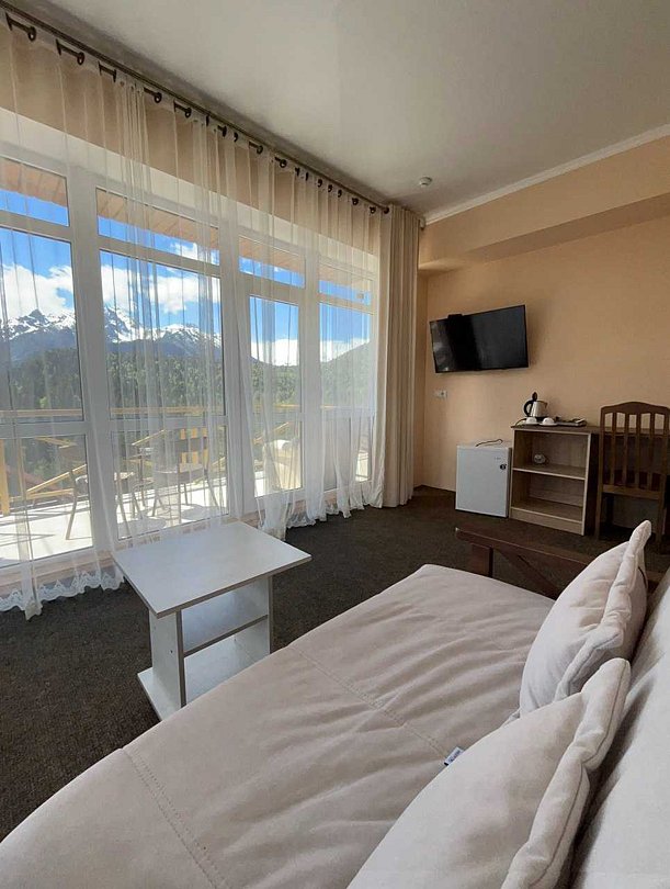 Люкс 4-местный (с видом на горы)