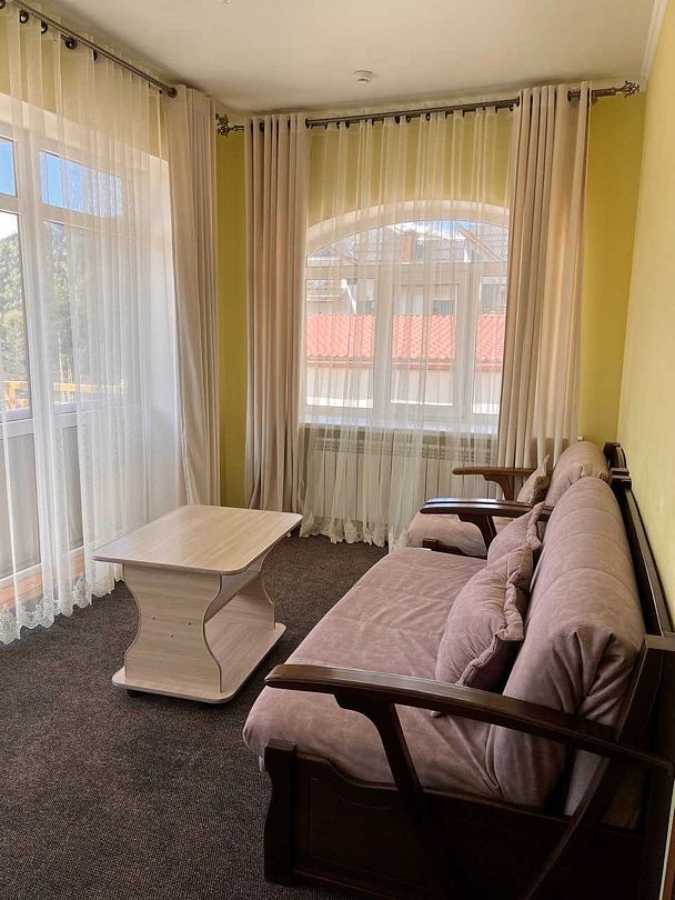 Люкс 4-местный (с видом на горы)