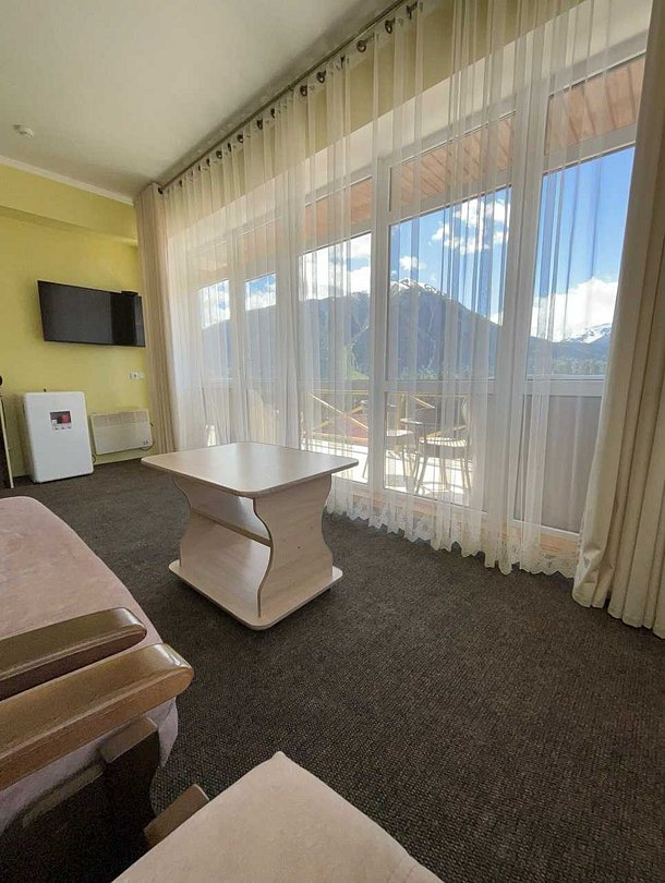 Люкс 4-местный (с видом на горы)