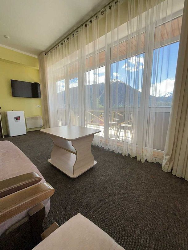 Люкс 4-местный (с видом на горы)