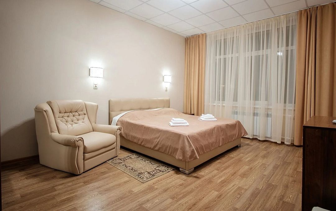 Семейный Комфорт 2-местный 2-комнатный (главный корпус)