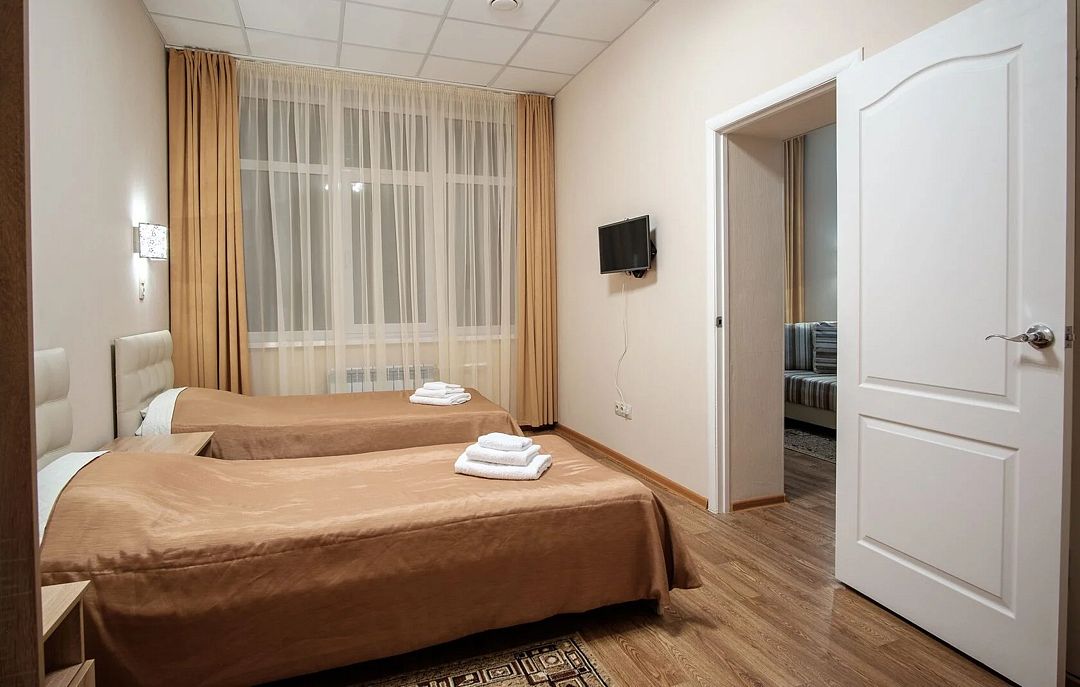 Семейный Комфорт 2-местный 2-комнатный (главный корпус)