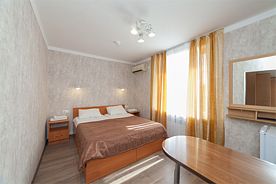 Стандарт, Гостиница Седьмое Небо, Саки