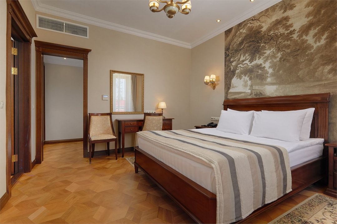 Люкс 2-комнатный 2-местный (с балконом, Охотничий 4*)