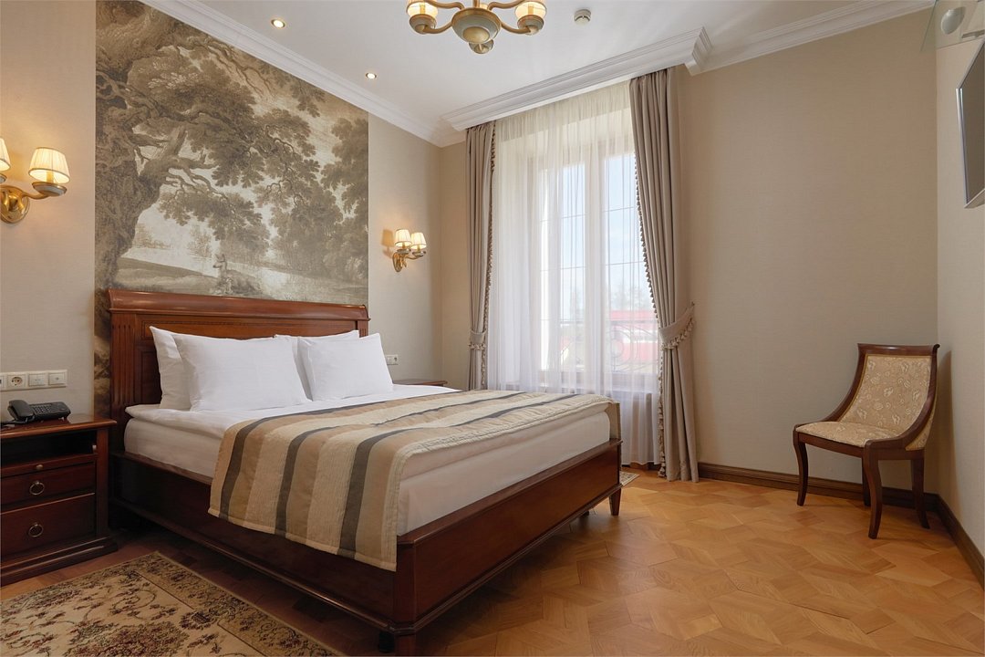 Люкс 2-комнатный 2-местный (с балконом, Охотничий 4*)