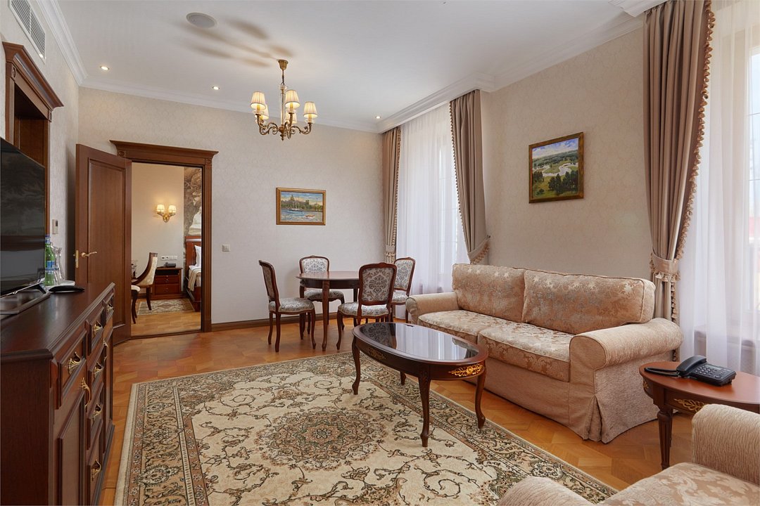 Люкс 2-комнатный 2-местный (с балконом, Охотничий 4*)