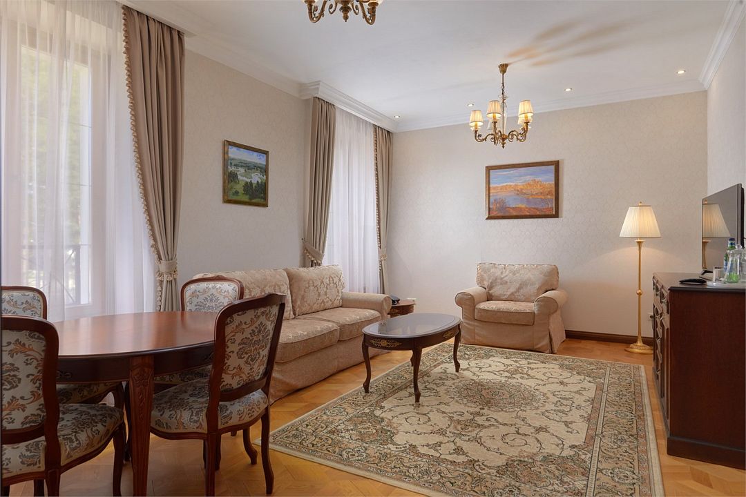 Люкс 2-комнатный 2-местный (с балконом, Охотничий 4*)