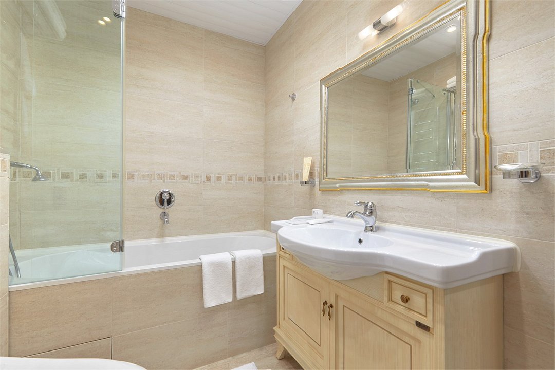 Люкс 2-комнатный 2-местный (с балконом, Охотничий 4*)