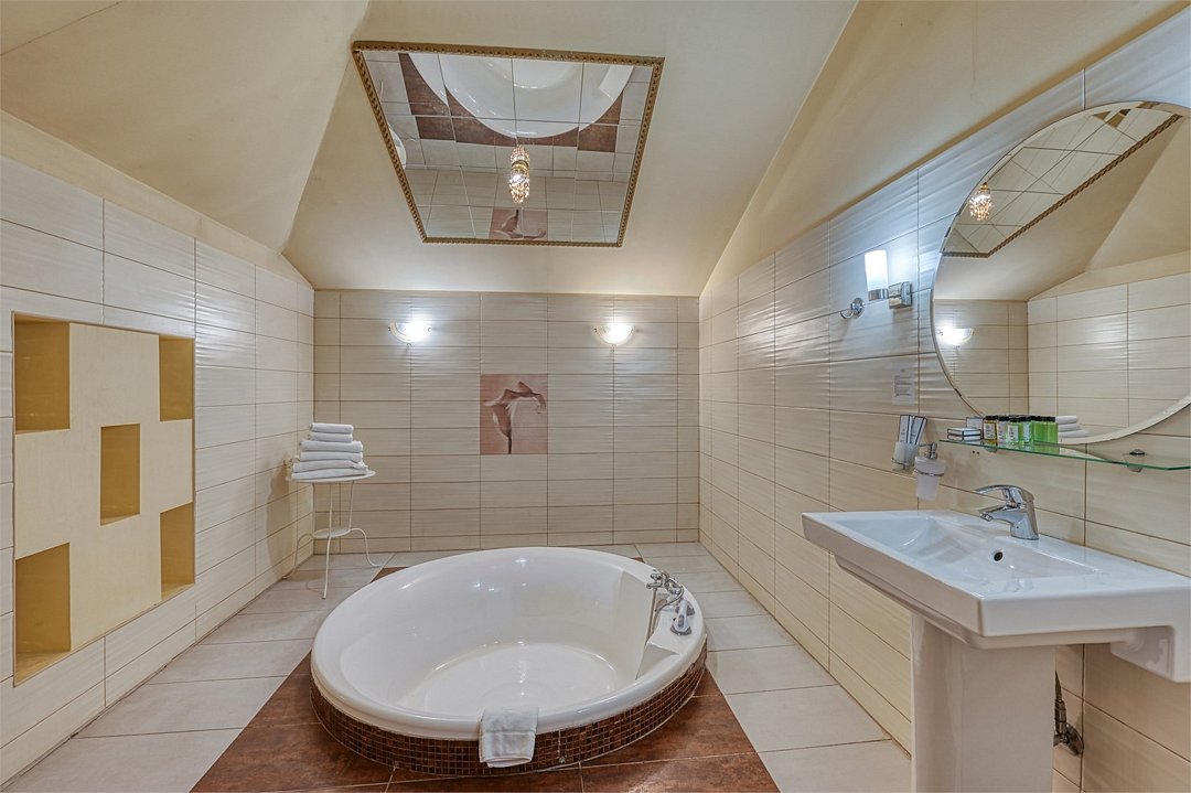 Люкс 2-местный 2-уровневый (бильярд, ванна)