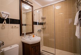 1-мест. (разм. в 2-мест.) 2-комн. полулюкс, главн. корп., Пансионат Литфонд, Пицунда