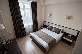 Двухместный номер первой категории с двуспальной кроватью, Гостиница Корона, Магнитогорск