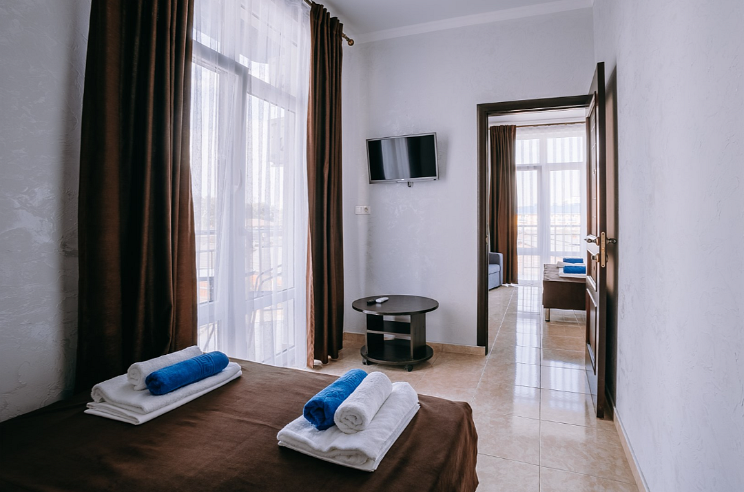 Люкс 5-местный 2-комнатный (первая комната проходная)