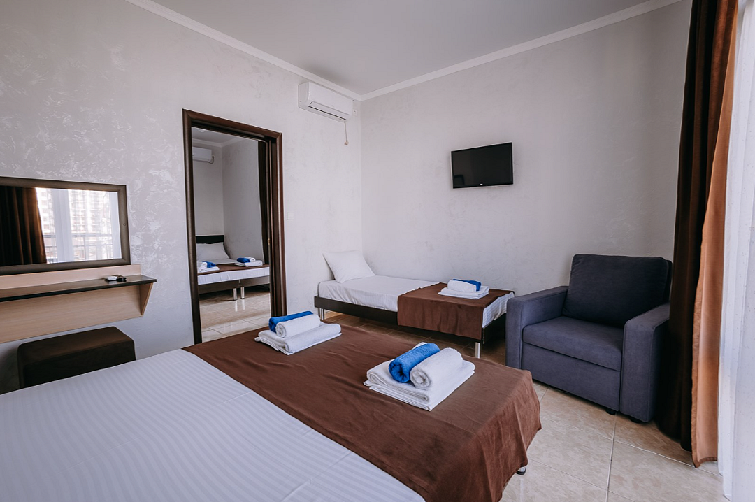 Люкс 5-местный 2-комнатный (первая комната проходная)