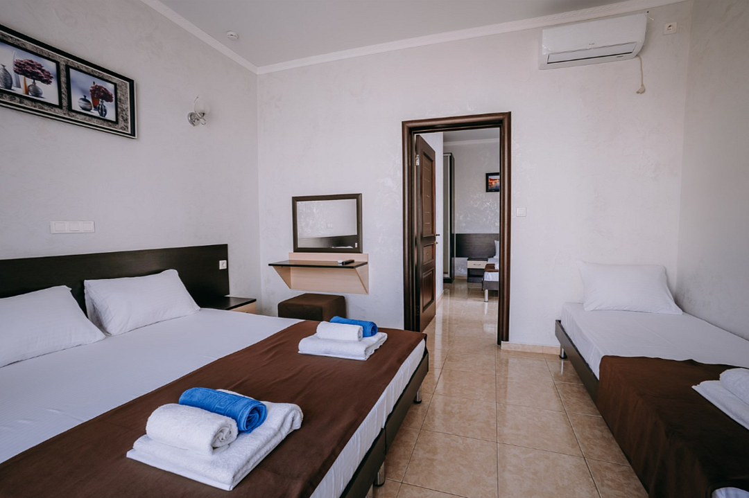 Люкс 5-местный 2-комнатный (первая комната проходная)