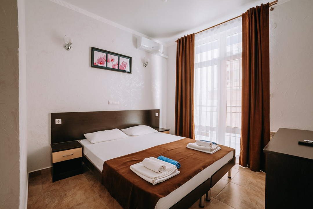 Полулюкс 2-местный (вид на стену, с балконом)