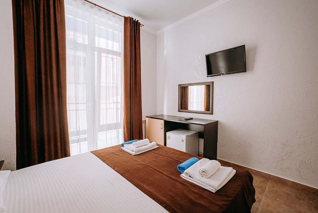 Полулюкс 2-местный (вид на стену, с балконом)